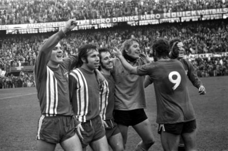 Feyenoord tegen FC Twente 0-1, Twentespelers juichen, vlnr Rene van de Kerkh, Bestanddeelnr 925-1369