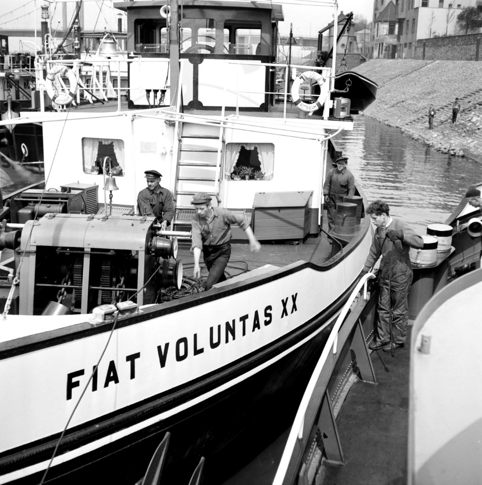 Fiat Voluntas XX meert aan in de haven Duisburg-Ruhrort, Bestanddeelnr 254-0993