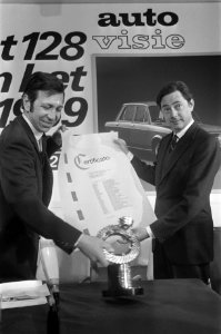 Fiat 128 auto van het jaar. Links Van der Vlugt , rechts H. Agnelli, Bestanddeelnr 923-2215