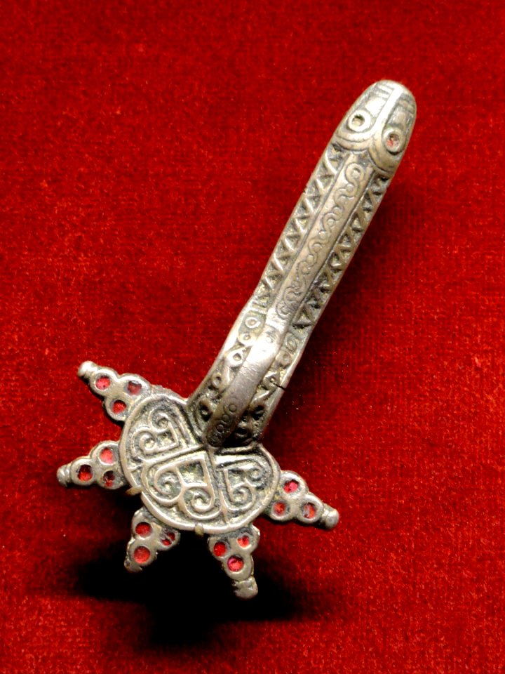 Fibula, 500s AD, Frankish, silver and garnets - Cleveland Museum of Art - DSC08465