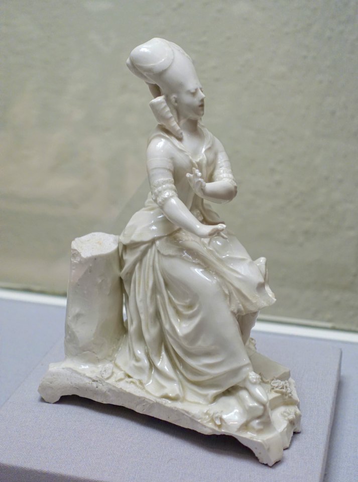 Figure, Würzburger Porzellanmanufaktur, date unknown, porcelain - Mainfränkisches Museum - Würzburg, Germany - DSC04927