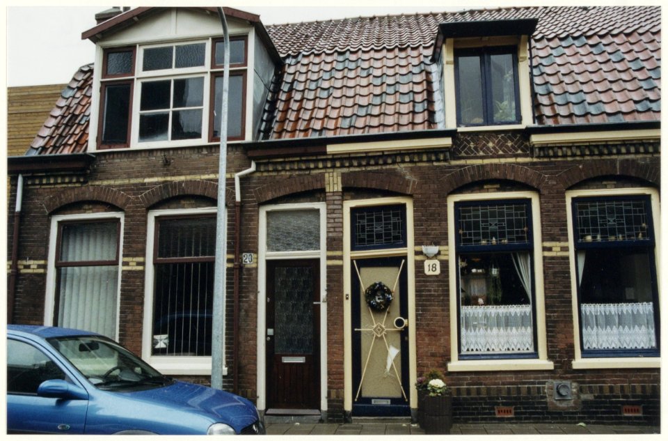 Funderingsproblemen als gevolg van de palenpest veroorzaken ernstige verzakkingsverschijnselen. Op de foto de panden A.L. Dyserinckstraat 18-20. NL-HlmNHA 54036987