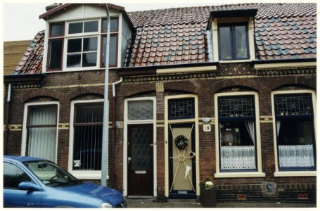 Funderingsproblemen als gevolg van de palenpest veroorzaken ernstige verzakkingsverschijnselen. Op de foto de panden A.L. Dyserinckstraat 18-20. NL-HlmNHA 54036987
