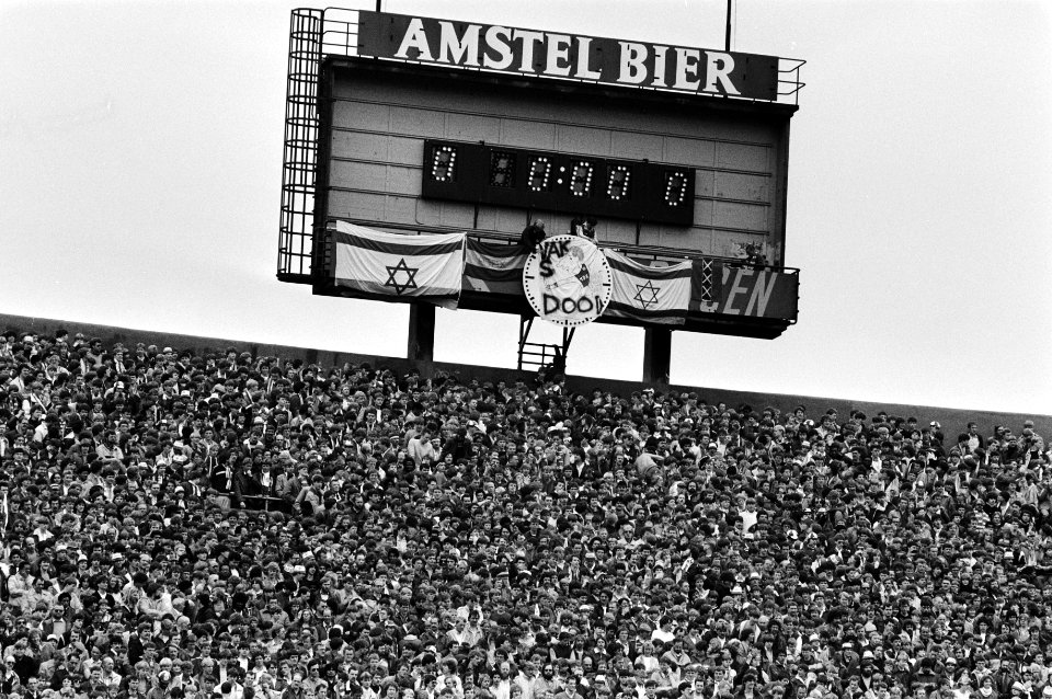 F-side van Ajax met Israëlische vlaggen en een vlag Jews Forever, Bestanddeelnr 932-5765