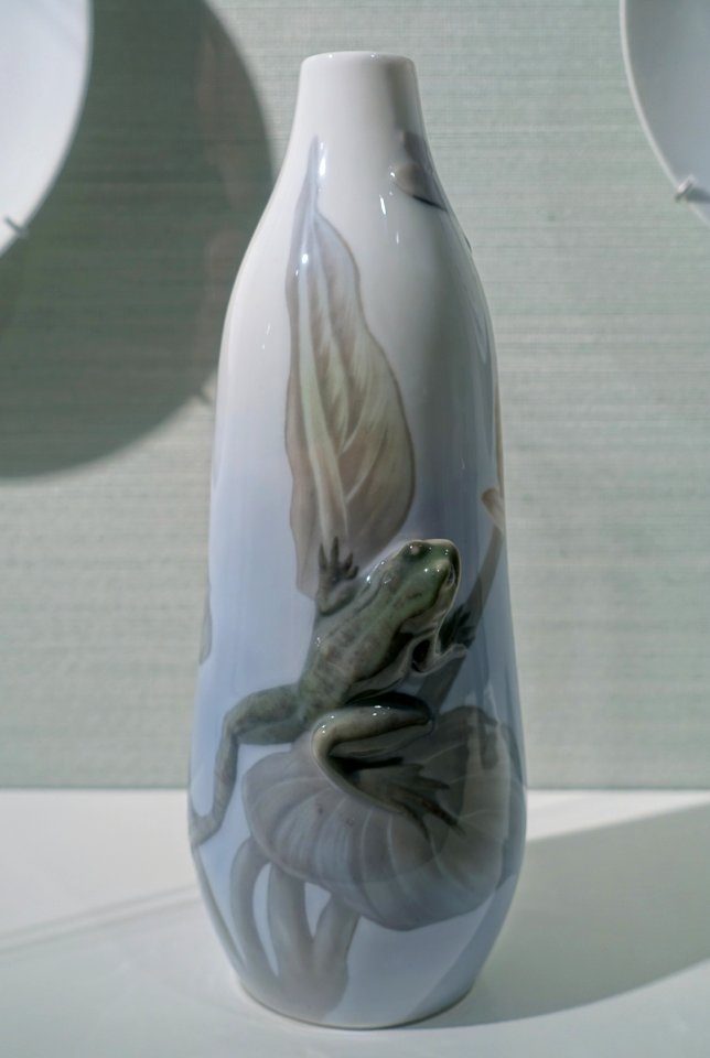 Frog vase, Royal Porcelain Factory, Copenhagen, c. 1897-1904, porcelain - Hessisches Landesmuseum Darmstadt - Darmstadt, Germany - DSC00760