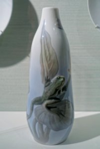Frog vase, Royal Porcelain Factory, Copenhagen, c. 1897-1904, porcelain - Hessisches Landesmuseum Darmstadt - Darmstadt, Germany - DSC00760