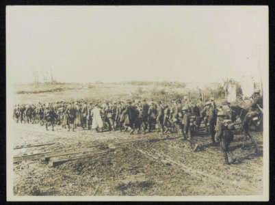 From an advanced area a batch of prisoners is seen going back, Bestanddeelnr 158-1220
