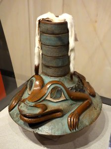 Frog hat (Shtax' Heen Kwaan), Tliingit, Kaach.adi clan, Wrangell, Alaska, early 1800s, carved and painted cedar with copper and abalone inlay, ermine pelt, basketry rings - Oakland Museum of California - DSC05079