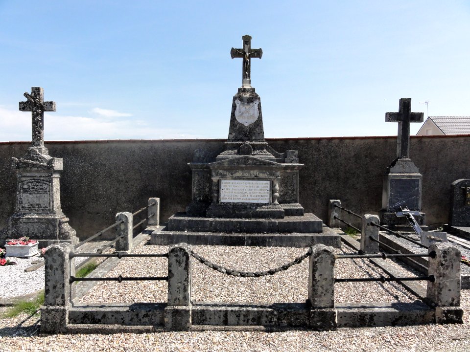 Fromezey (Meuse) Monument aux morts au cimetière