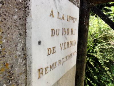 Fromezey (Meuse) plaque 150 RI porte du cimetière