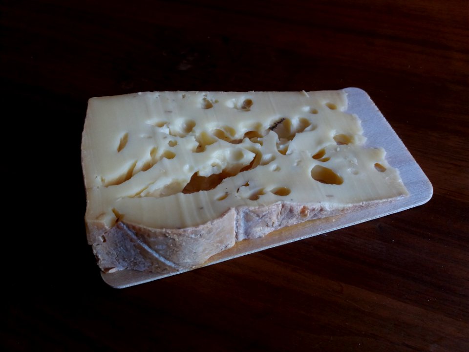 Fromage biologique au lait pasteurisé de vache - Tome du Père Antoine aux cônes de houblon, affinée à la bière