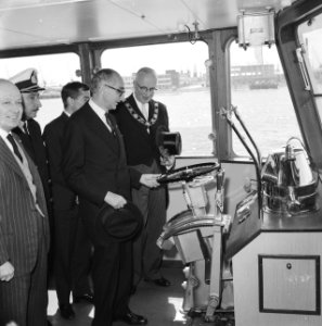 Frondiri in Rotterdam, Frondiri aan het stuur van de Pieter Calland met burgemee, Bestanddeelnr 911-3891