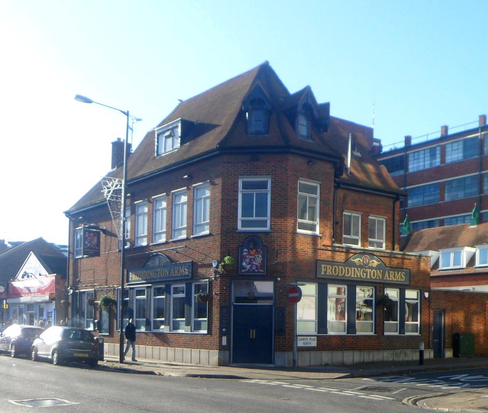 Froddington Arms pub, 55 Fratton Road, Fratton (November 2017) (2)
