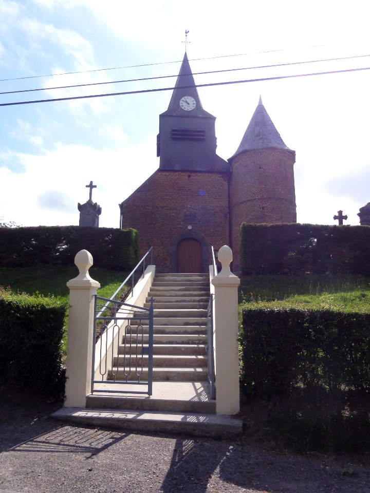 Froidestrées (Aisne) église avec escalier