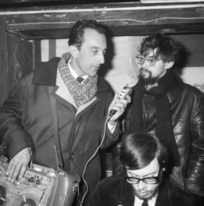 Fulltime provo Hans Tuynman tijdens een radio interview, Bestanddeelnr 919-8129