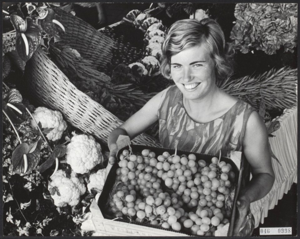 Fruit, meisjes, groenten, praalwagens, Bestanddeelnr 046-0998