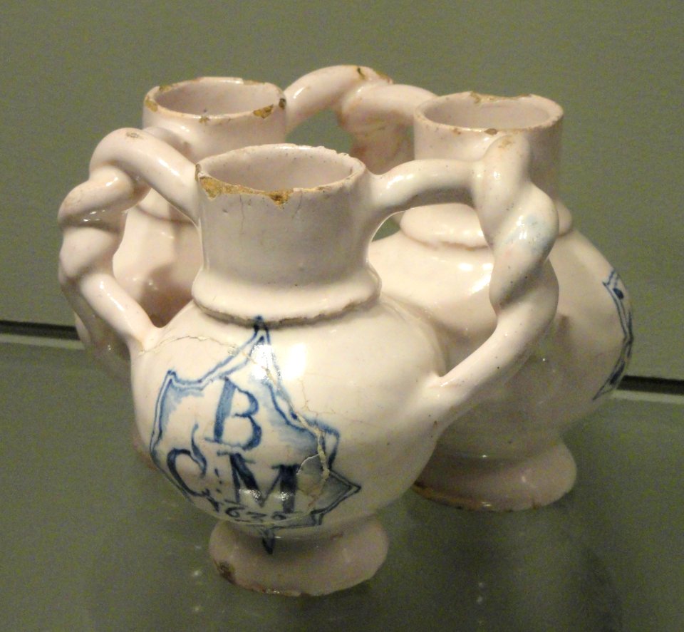 Fuddling Cup, dated 1639, probably Southwark (London), tin-glazed earthenware - Gardiner Museum, Toronto - DSC01235