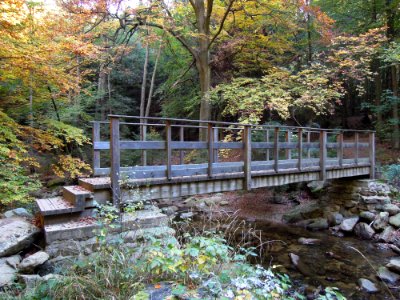 Fußgängerbrücke aus Holz an der Loddenke-Mündung im Ilsetal südlich Ilsenburg Mitte Oktober 2018