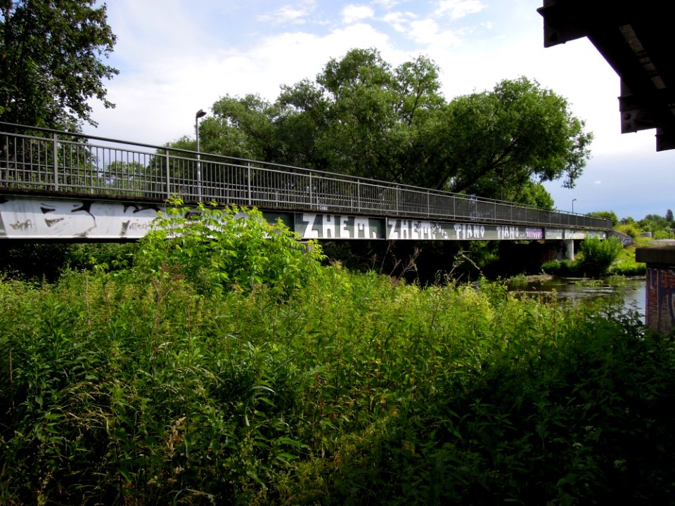 Fußgänger- und Radfahrerbrücke über die Weiße Elster im Verlauf des Heuwegs in Leipzig -Dreiviertelsicht von Südwest- im Juni 2019