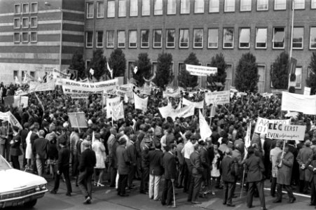 Fruittelers demonstreren met borden in Den Haag demonstranten voor Ministerie , Bestanddeelnr 923-5496