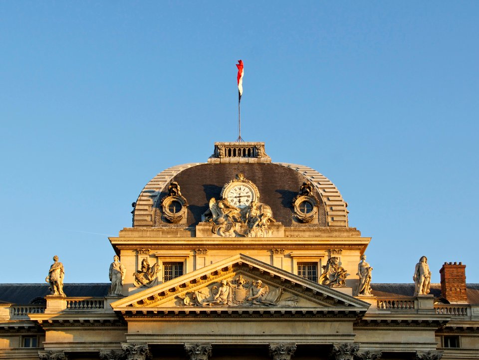 Fronton toit école militaire