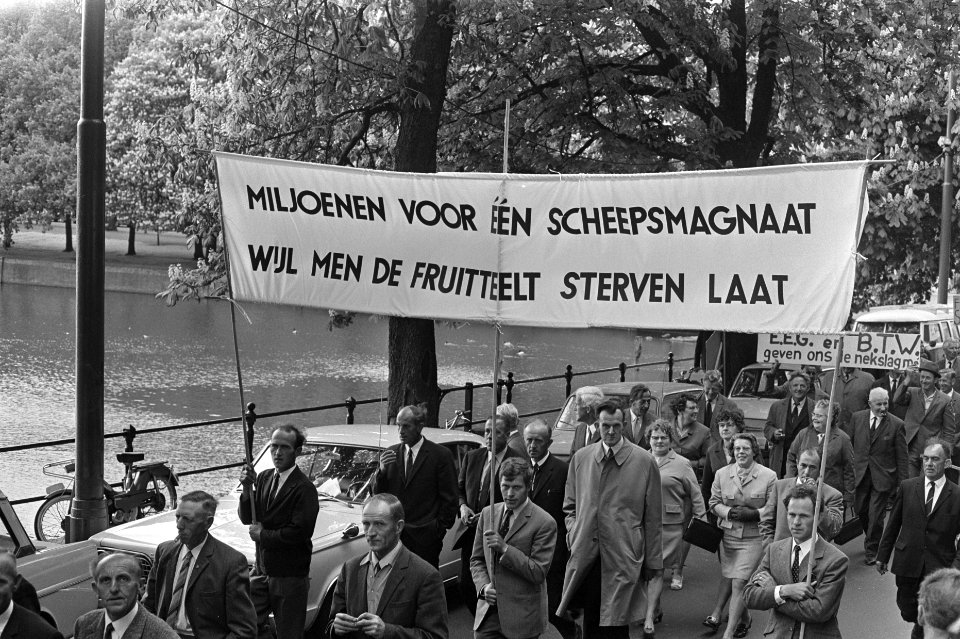 Fruittelers demonstreren met borden in Den Haag demonstranten voor Ministerie , Bestanddeelnr 923-5498