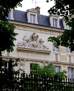Fronton au dessus de l'entrée du Lycée Montaigne - Vu du Jardin du Luxembourg