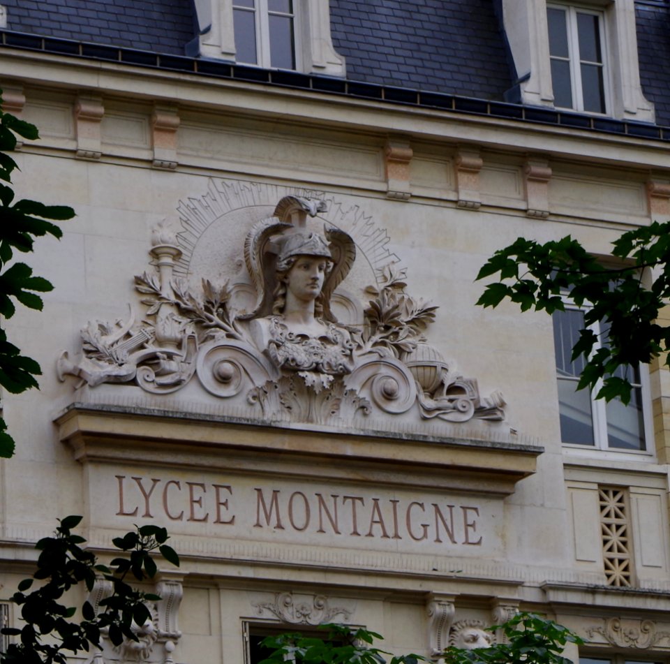 Fronton au dessus de l'entrée du Lycée Montaigne - Vu du Jardin du Luxembourg 2