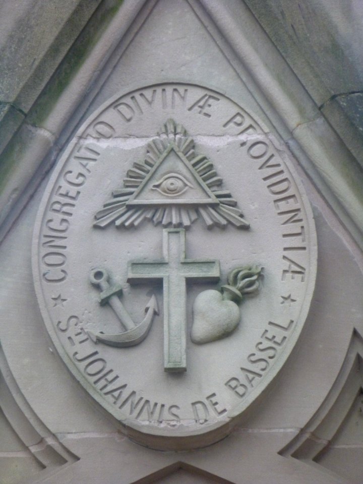Fronton de porte (St Jean de Bassel)