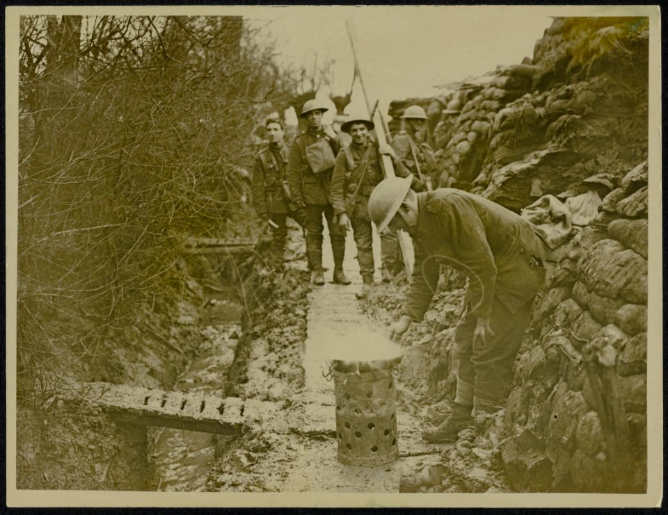Frying his bacon in a reserve trench, Bestanddeelnr 158-0091