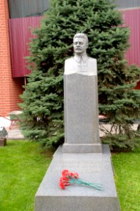 Frunze-grave-kremlin-wall-necropolis-july 2016