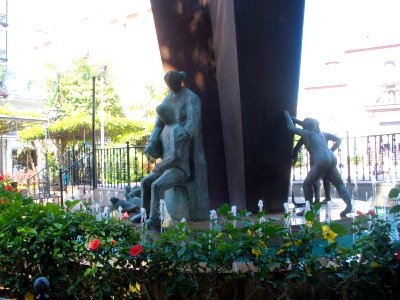 Fuengirola - Plaza de la Constitución, Monumento a las Tres Generaciones 3