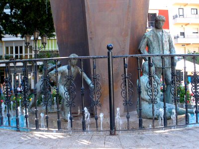 Fuengirola - Plaza de la Constitución, Monumento a las Tres Generaciones 1