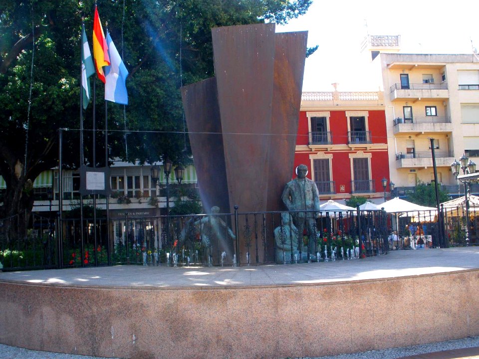 Fuengirola - Plaza de la Constitución, Monumento a las Tres Generaciones 2