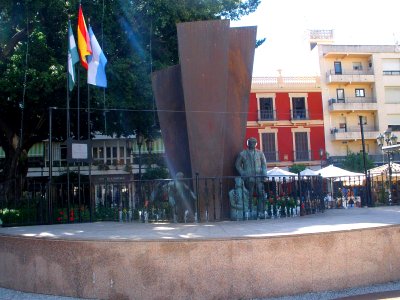 Fuengirola - Plaza de la Constitución, Monumento a las Tres Generaciones 2