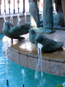 Fuengirola - Plaza de la Constitución, Monumento a las Tres Generaciones 5