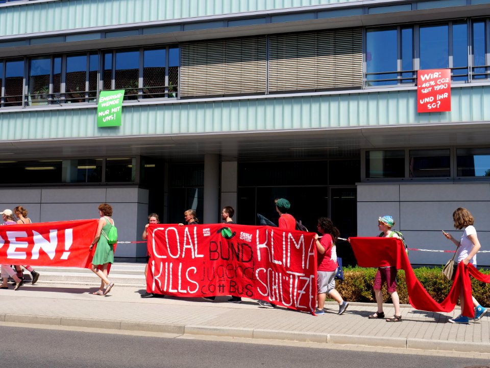 FridaysForFuture protest Cottbus red line at LEAG headquater 26-07-2019 13