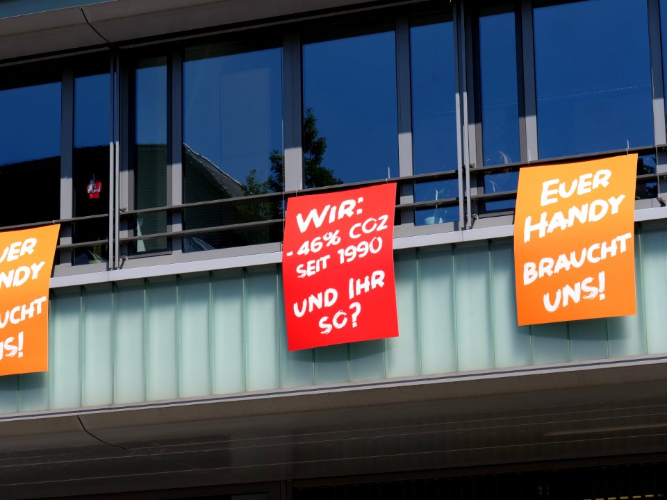 FridaysForFuture protest Cottbus red line at LEAG headquater 26-07-2019 17