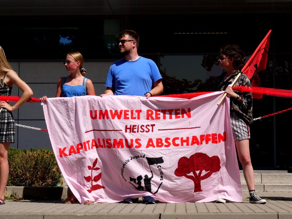 FridaysForFuture protest Cottbus red line at LEAG headquater 26-07-2019 18