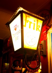 Frik Dommels bier lichtreclame