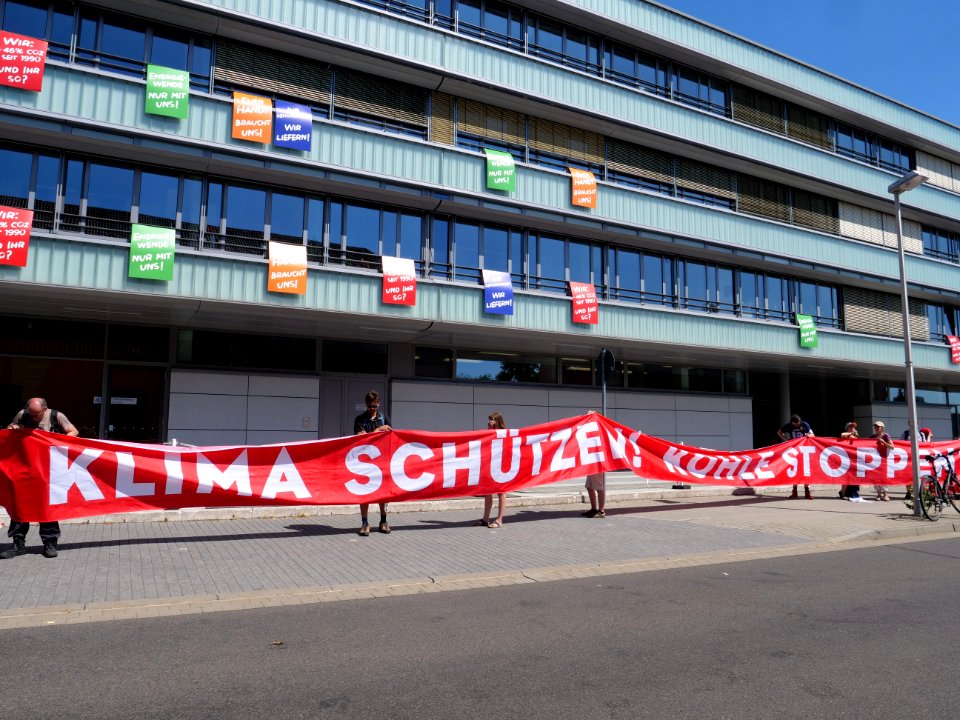 FridaysForFuture protest Cottbus red line at LEAG headquater 26-07-2019 22