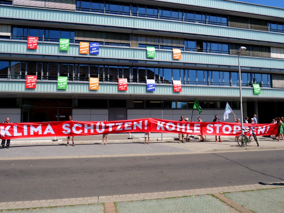 FridaysForFuture protest Cottbus red line at LEAG headquater 26-07-2019 14