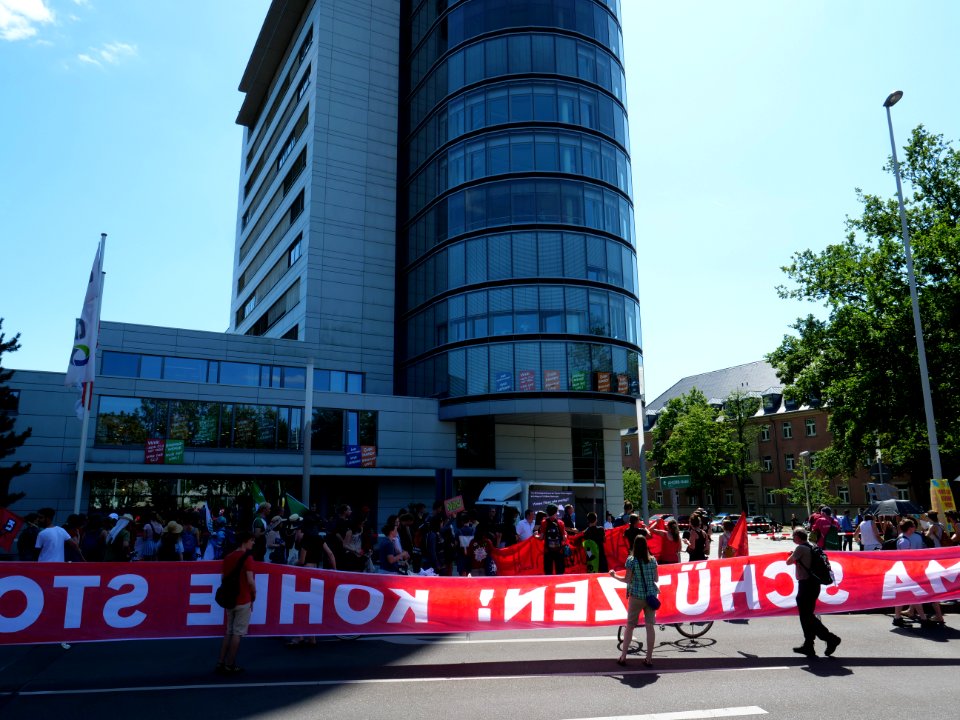 FridaysForFuture protest Cottbus red line at LEAG headquater 26-07-2019 01