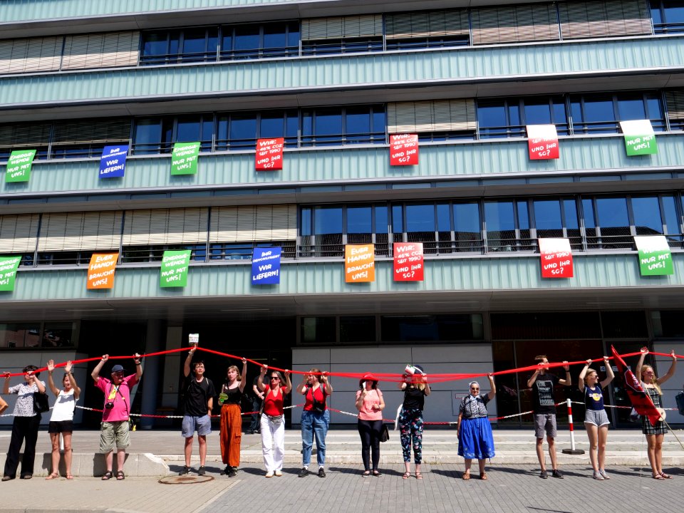 FridaysForFuture protest Cottbus red line at LEAG headquater 26-07-2019 11
