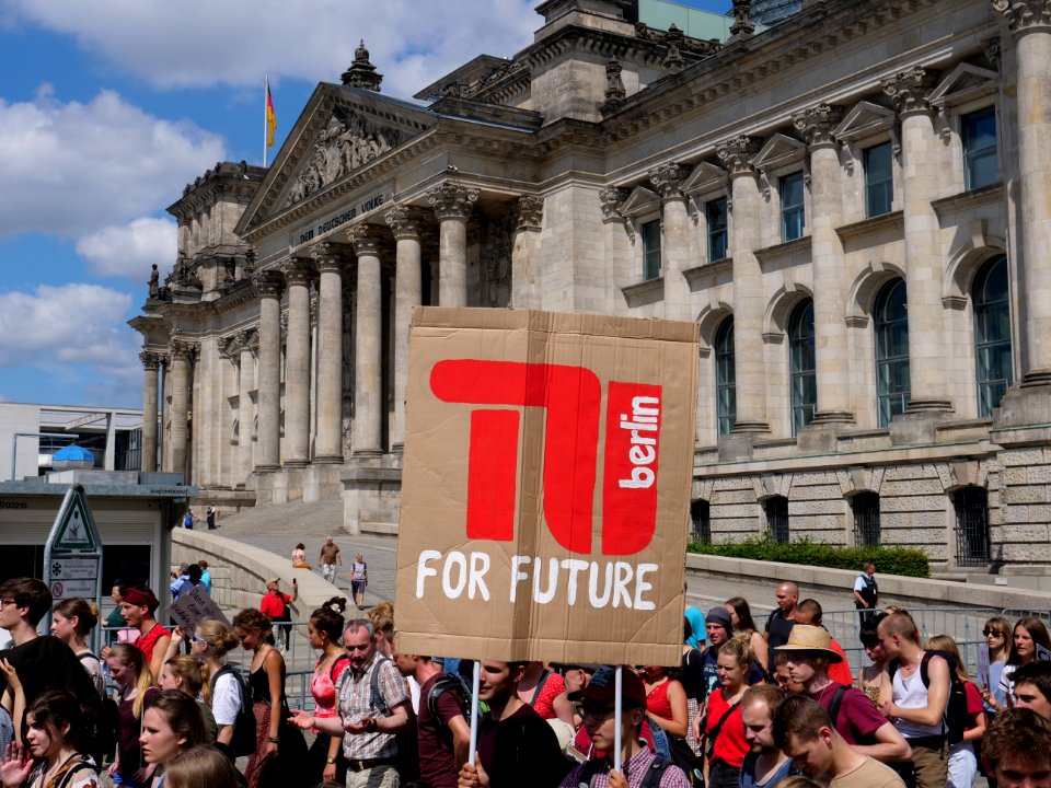 FridaysForFuture protest Berlin human chain 28-06-2019 65