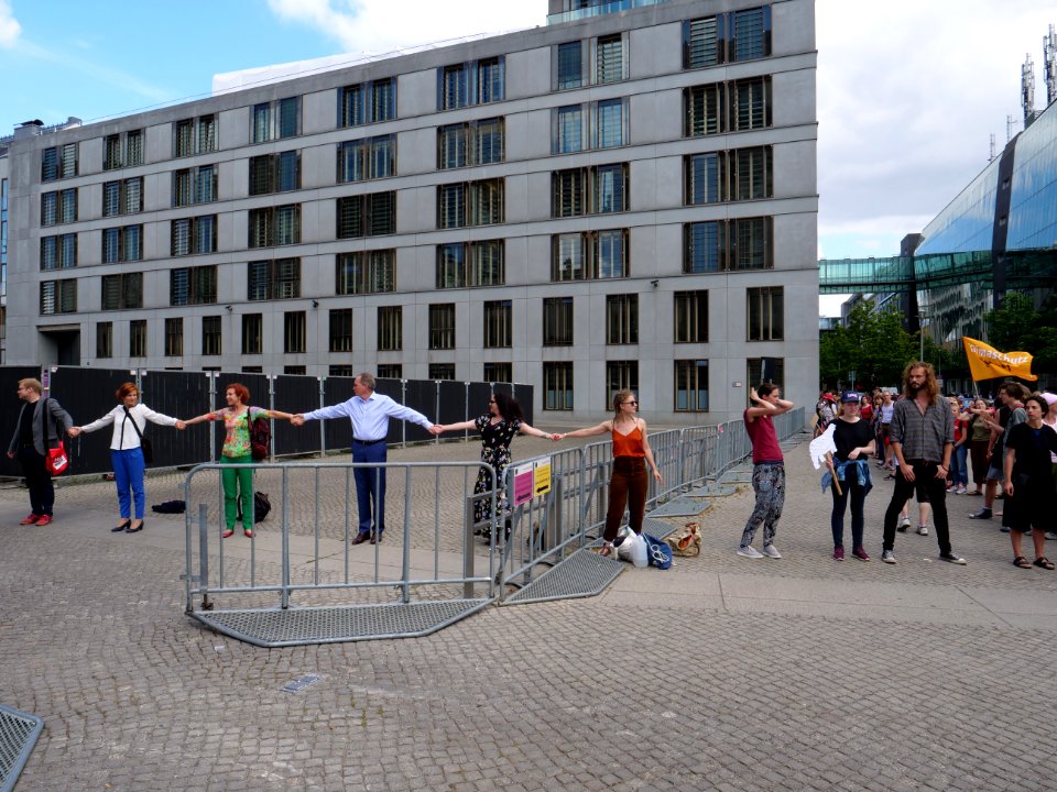 FridaysForFuture protest Berlin human chain 28-06-2019 49