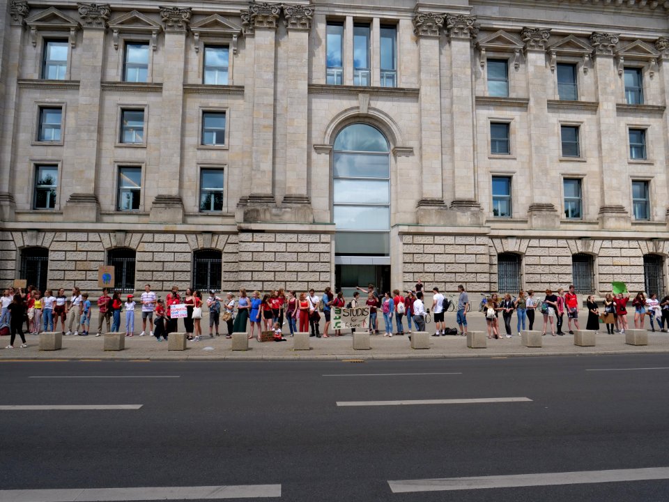 FridaysForFuture protest Berlin human chain 28-06-2019 40
