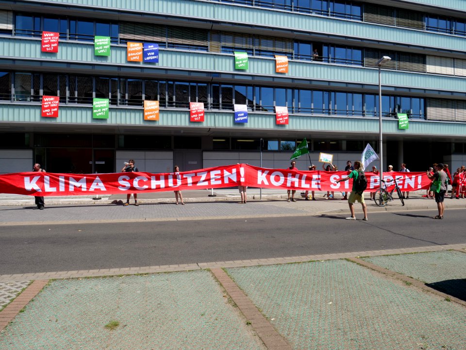 FridaysForFuture protest Cottbus red line at LEAG headquater 26-07-2019 15