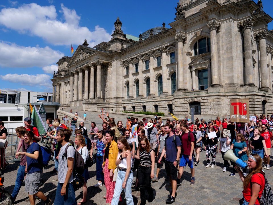 FridaysForFuture protest Berlin human chain 28-06-2019 64