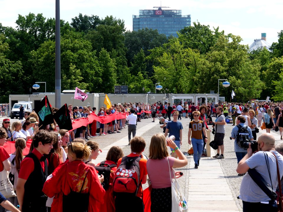 FridaysForFuture protest Berlin human chain 28-06-2019 53